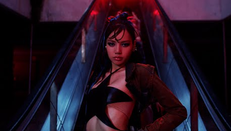 Pesona Bintang Lisa BLACKPINK Pada MV Single Terbaru Rockstar